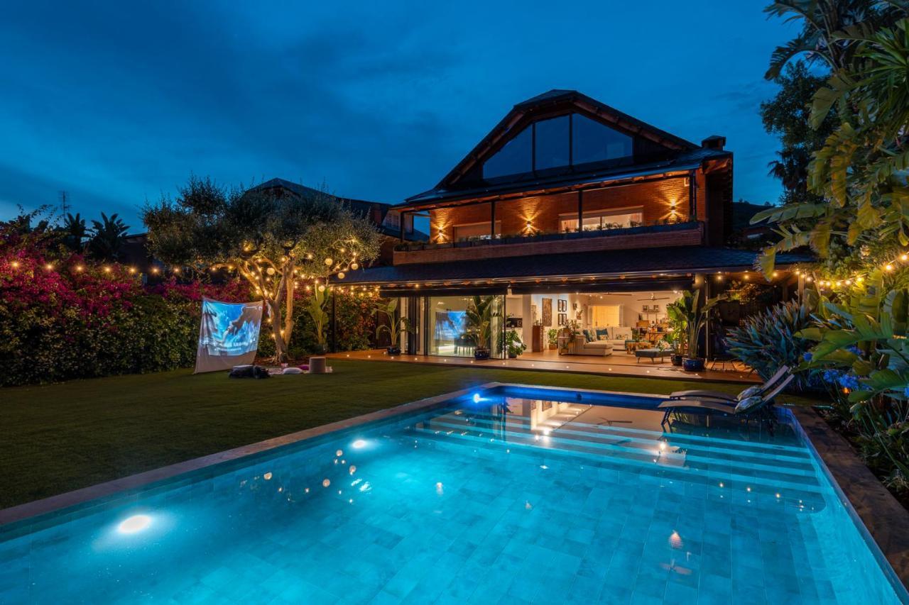 Barcelona's Tropical Oasis Villa