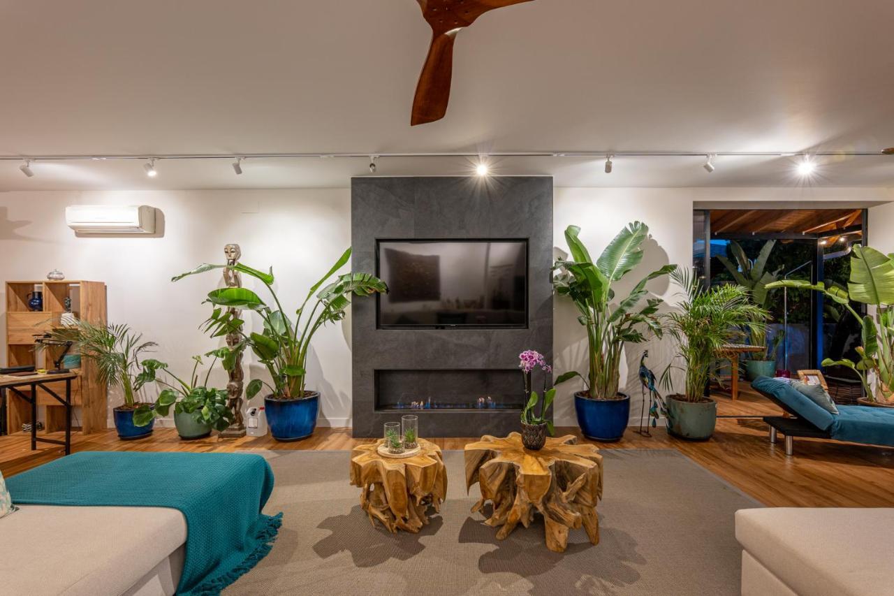 Barcelona's Tropical Oasis Villa