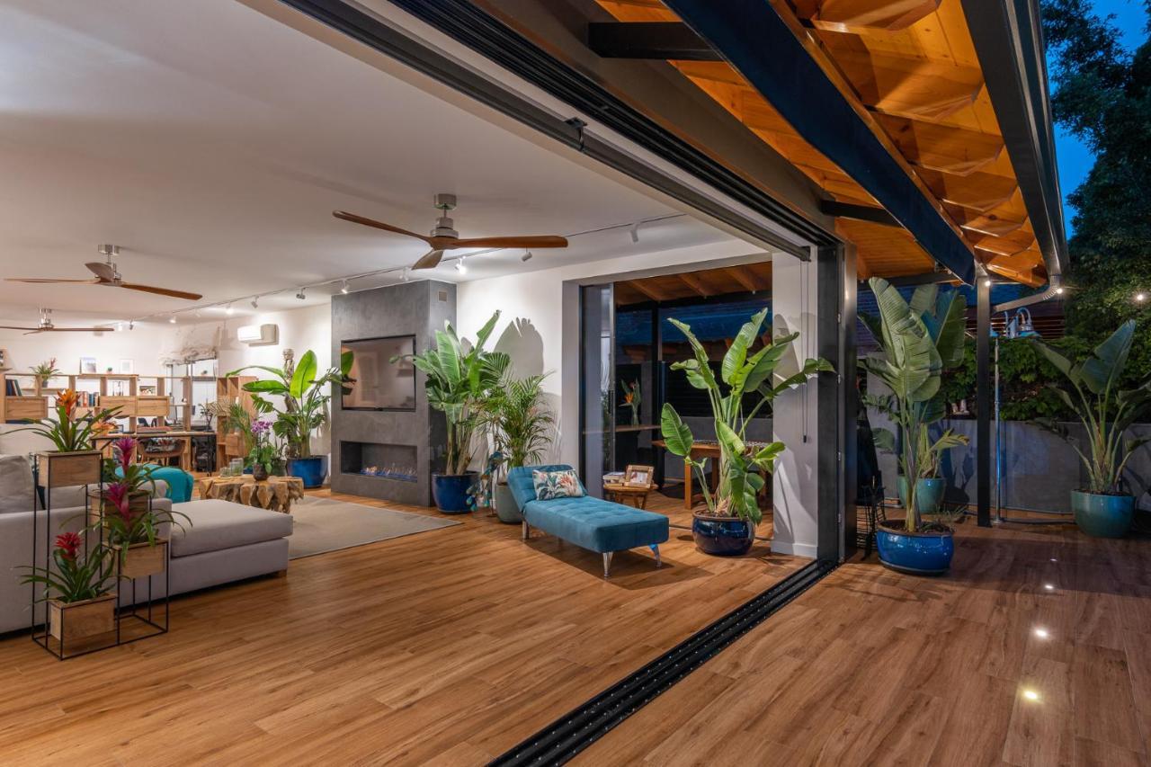 Villa Barcelona's Tropical Oasis