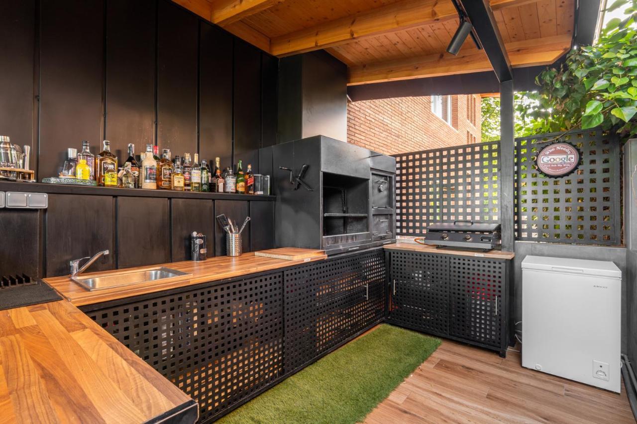 Barcelona's Tropical Oasis Villa